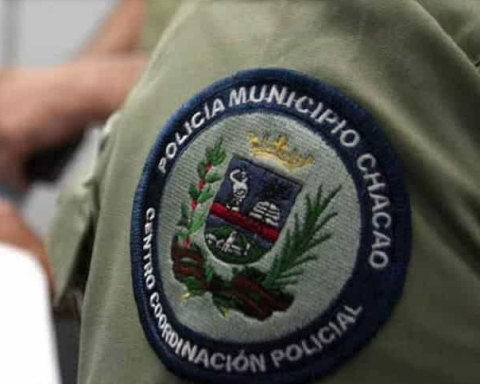 They begin an investigation against an official of the Chacao Police