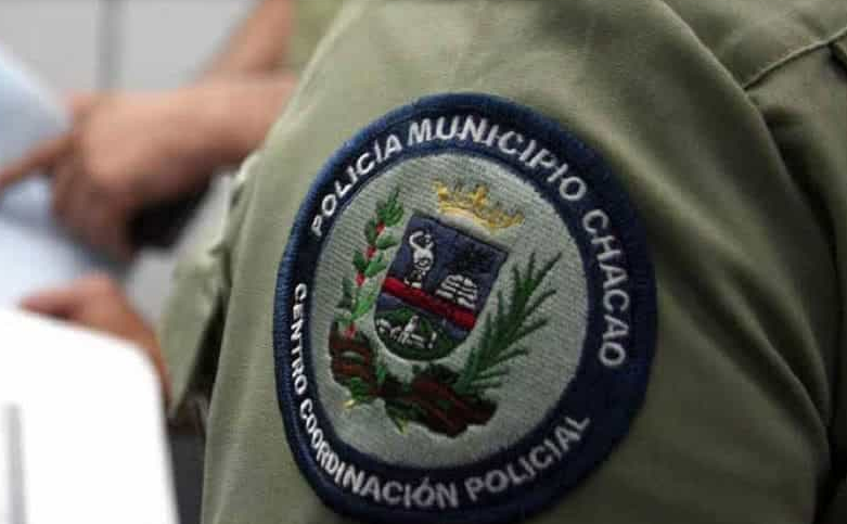 They begin an investigation against an official of the Chacao Police