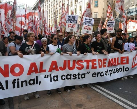 They call for a federal march against the Government's adjustment