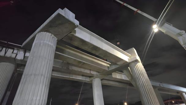 They place beams to connect the Metro with the Metropolitan Train