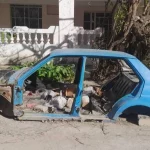 Restos de un viejo auto en La Habana