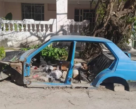 Restos de un viejo auto en La Habana