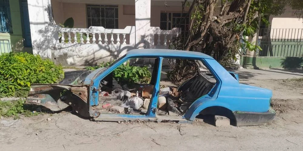 Restos de un viejo auto en La Habana