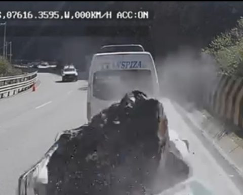 This was the moment when a rock crushed a truck and killed its occupants (VIDEO)