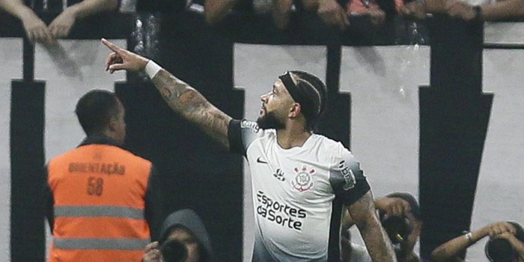 To frame! What a great goal from a free kick by Memphis Depay for Corinthians