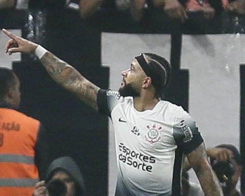 To frame! What a great goal from a free kick by Memphis Depay for Corinthians