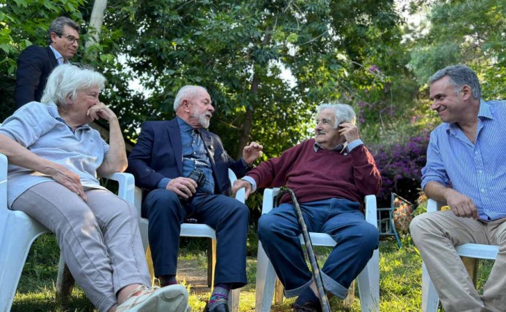 Two old friends: Mujica received Lula at his farm and was decorated