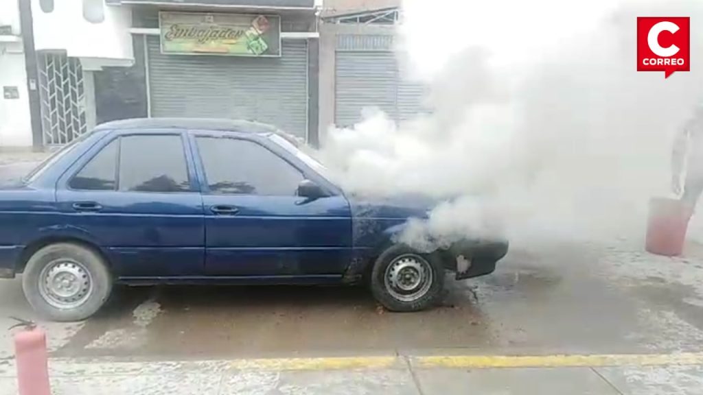 Vehicle with occupants on board catches fire in Huancayo (VIDEO)