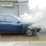 Vehicle with occupants on board catches fire in Huancayo (VIDEO)