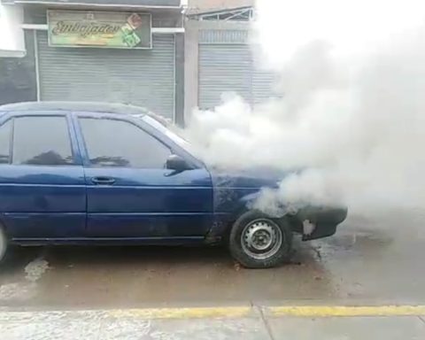 Vehicle with occupants on board catches fire in Huancayo (VIDEO)