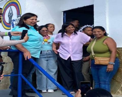 Vice President Delcy Rodríguez tours the first peace module