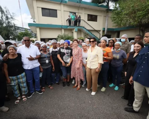 Vice President Raquel Peña supervises distribution of more than 32 thousand food rations in Los Mina