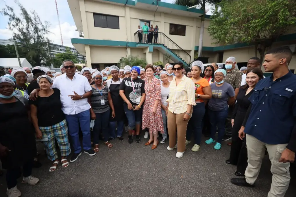 Vice President Raquel Peña supervises distribution of more than 32 thousand food rations in Los Mina