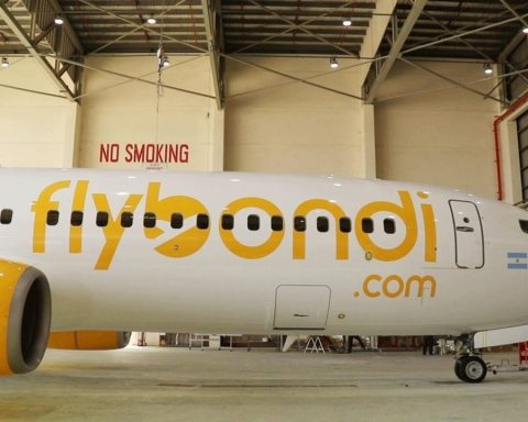 What does the Government ask Flybondi to continue operating normally?