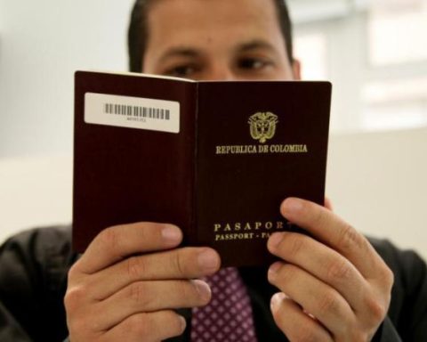 What is needed to get a Colombian passport for the first time?