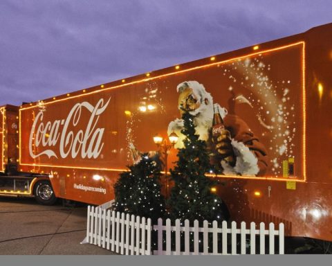 Which communes will the Coca-Cola Christmas Caravan travel through between December 2 and 21?