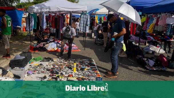 Why do Dominicans buy second-hand merchandise?