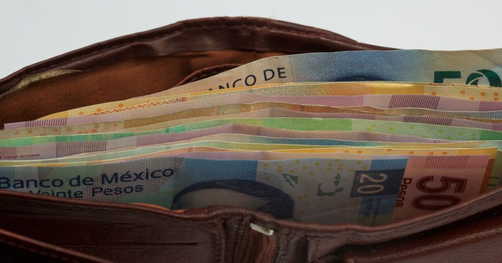 Why is the minimum wage in Mexico higher on the northern border?