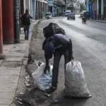 Un hombre toma un descanso en una calle de La Habana, Cuba