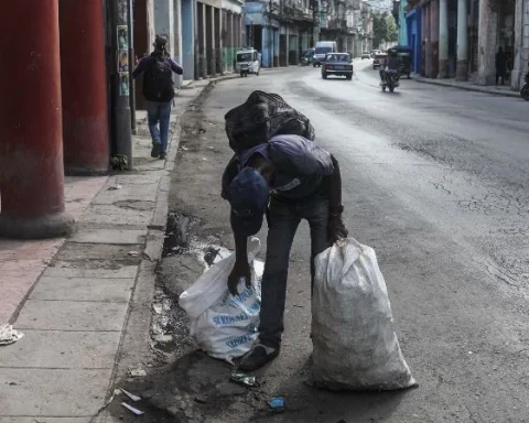 Un hombre toma un descanso en una calle de La Habana, Cuba