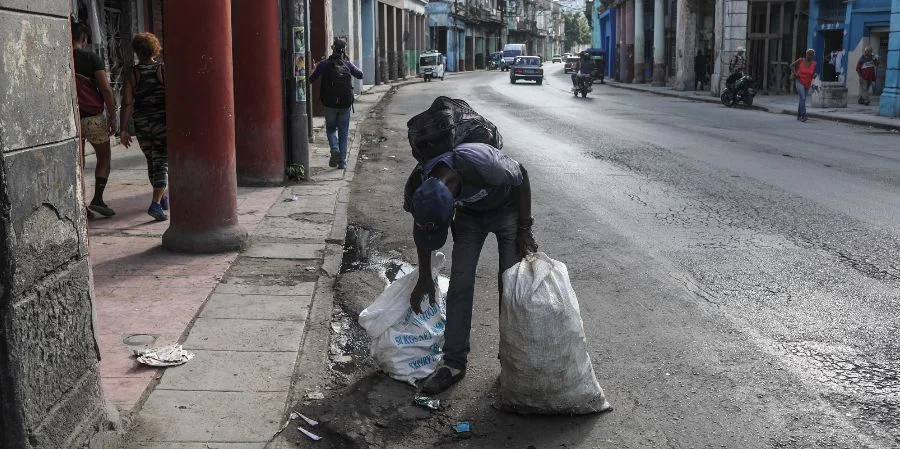 Un hombre toma un descanso en una calle de La Habana, Cuba