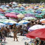 39 degree heat leaves beaches crowded in Rio de Janeiro