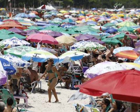 39 degree heat leaves beaches crowded in Rio de Janeiro