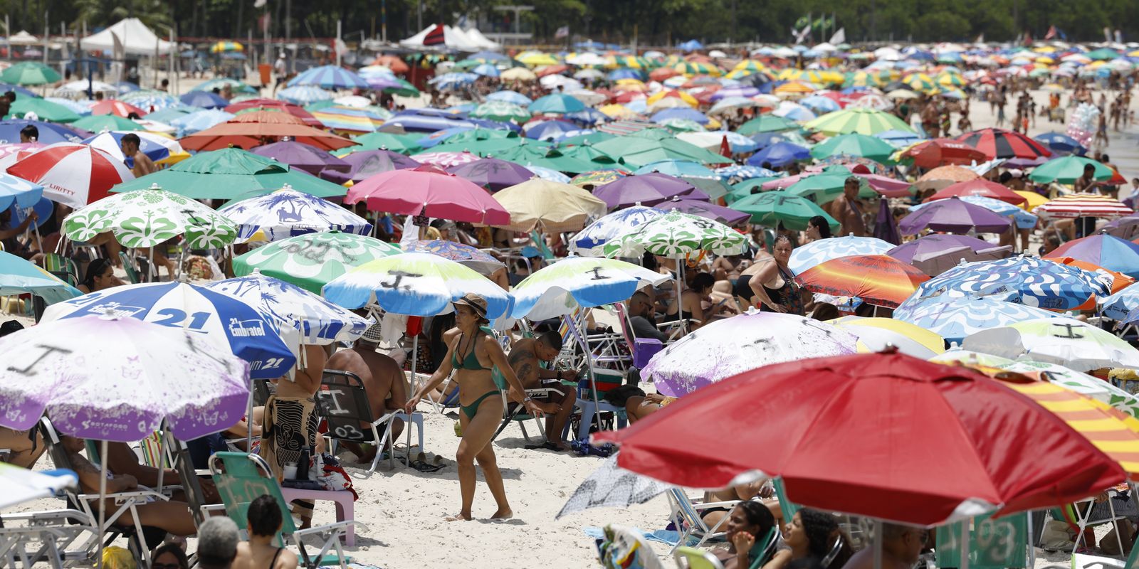 39 degree heat leaves beaches crowded in Rio de Janeiro