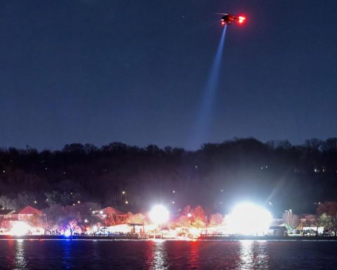 A passenger plane and a military helicopter crash into the air in Washington