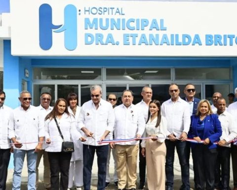 Abinader entrega remozado Hospital Etanailda Brito en provincia Duarte