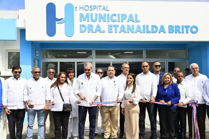 Abinader entrega remozado Hospital Etanailda Brito en provincia Duarte