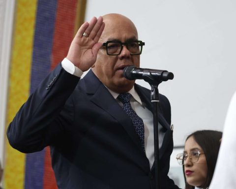 AN called on President Nicolás Maduro to be sworn in on January 10