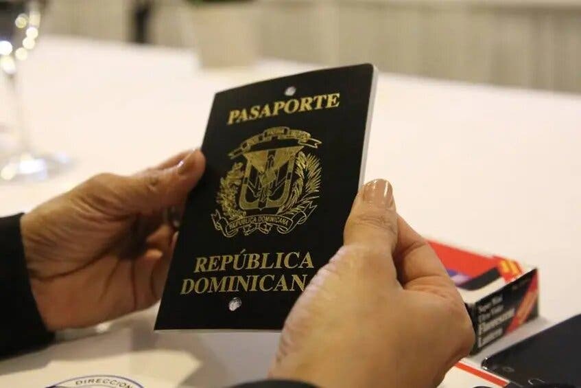 Abinader anuncia la llegada del pasaporte electrónico en agosto de 2025