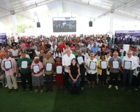 Abinader entrega 708 títulos de propiedad en Los Alcarrizos