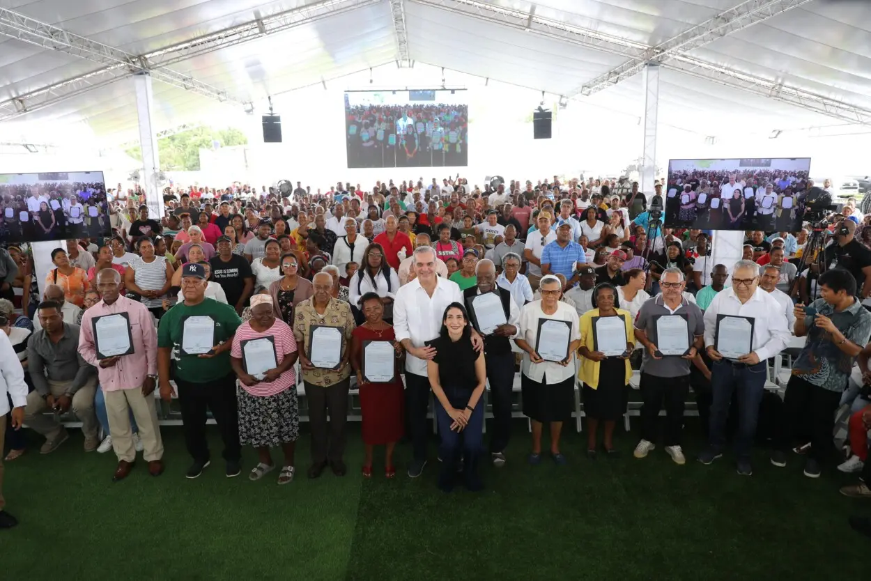 Abinader entrega 708 títulos de propiedad en Los Alcarrizos