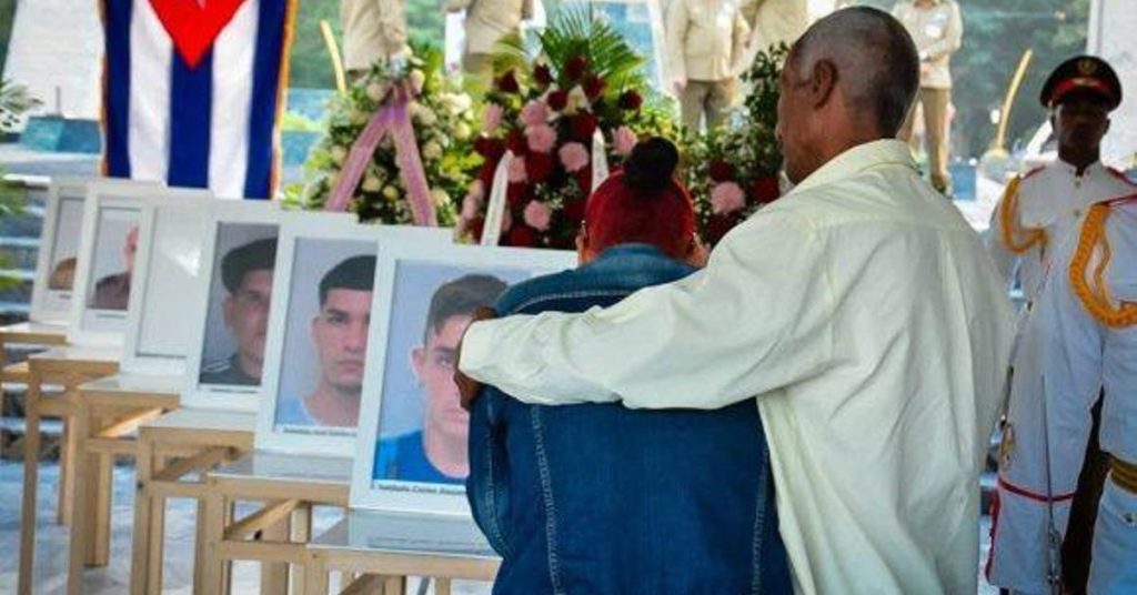 Absences and a covered photo reveal the indignation of the relatives of the 13 dead in Melones