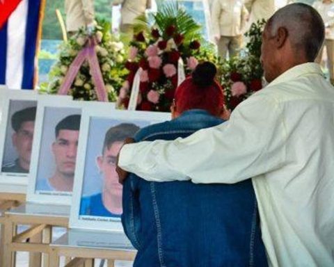 Absences and a covered photo reveal the indignation of the relatives of the 13 dead in Melones