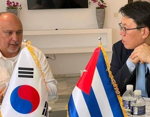 Diplomáticos de Cuba y Corea del Sur durante apertura de embajada en La Habana