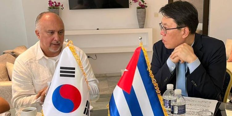 Diplomáticos de Cuba y Corea del Sur durante apertura de embajada en La Habana