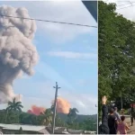 Columna de humo generada por una de las explosiones en el almacén militar de Melones, en Holguín, Cuba