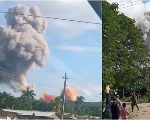 Columna de humo generada por una de las explosiones en el almacén militar de Melones, en Holguín, Cuba