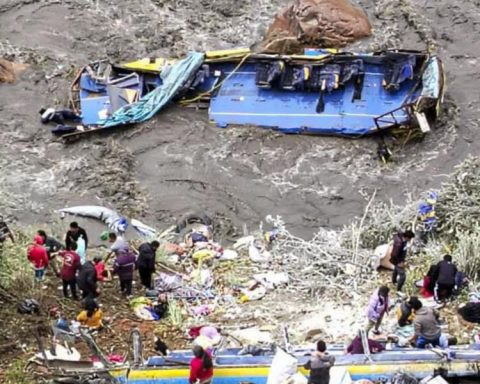 At least six dead and six missing in bus accident in the Andes of Peru