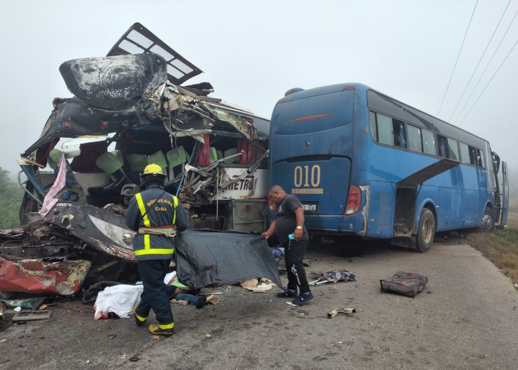 At least six dead in the collision of two buses in Morón