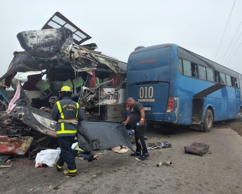 At least six dead in the collision of two buses in Morón