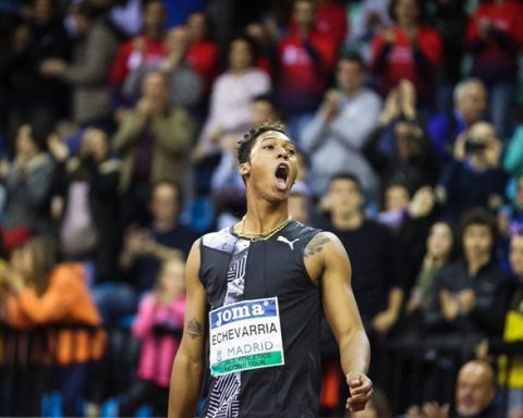 El saltador cubano Juan Miguel Echevarría celebra su triunfo en el mitin bajo techo de Madrid, el 21 de febrero de 2020. Foto: @WorldAthletics / Twitter/Archivo.