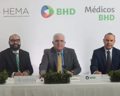 Banco BHD y HEMA acuerdan financiar profesionales salud