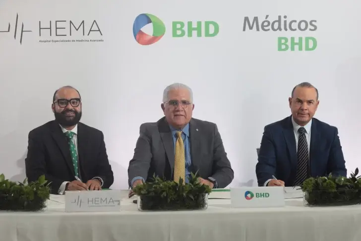 Banco BHD y HEMA acuerdan financiar profesionales salud