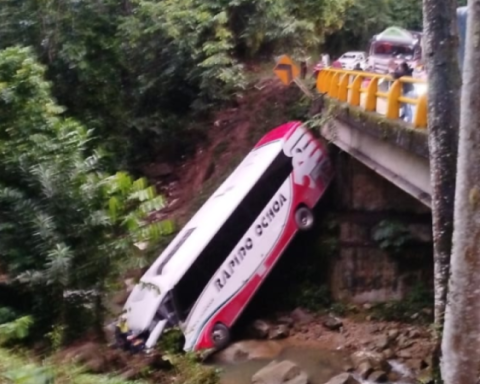 Bus accident on the Medellín - Bogotá highway leaves at least 3 dead and 20 injured