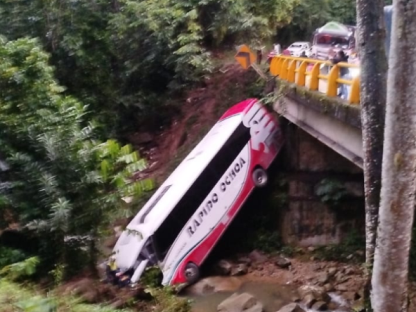 Bus accident on the Medellín - Bogotá highway leaves at least 3 dead and 20 injured