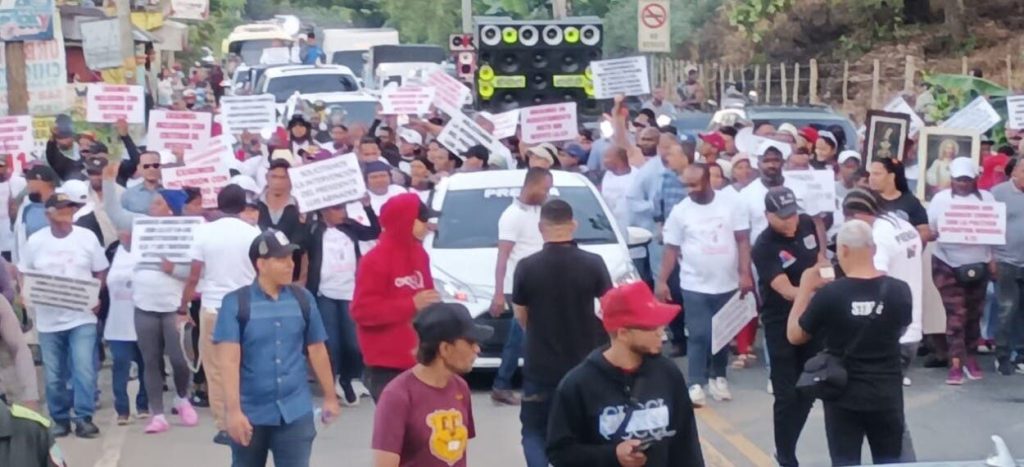 Comunitarios realizan marcha contra Barrick